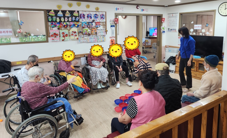 [꾸미기]20260130-치매예방체조 탁구공바구니에넣기.jpg