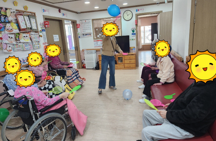 [꾸미기]20260327 치매예방체조-풍선치기.jpg