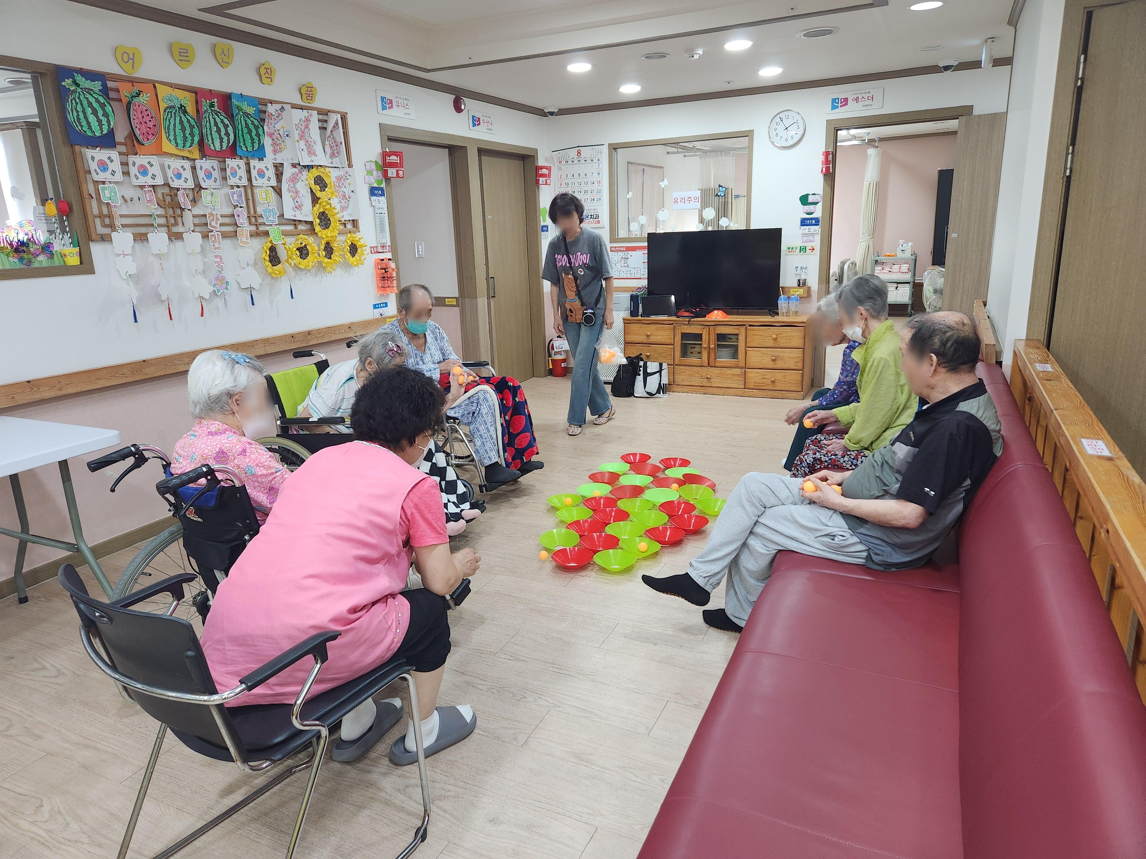 260814 치매예방체조-탁구공넣기.jpg